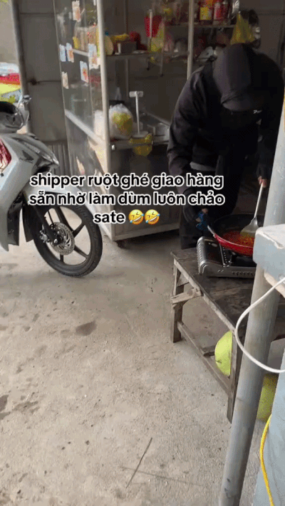 Shipper đến giao h&agrave;ng bỗng dắt xe m&aacute;y của kh&aacute;ch đi: Đoạn camera an ninh 24 gi&acirc;y được tung l&ecirc;n mạng- Ảnh 3.