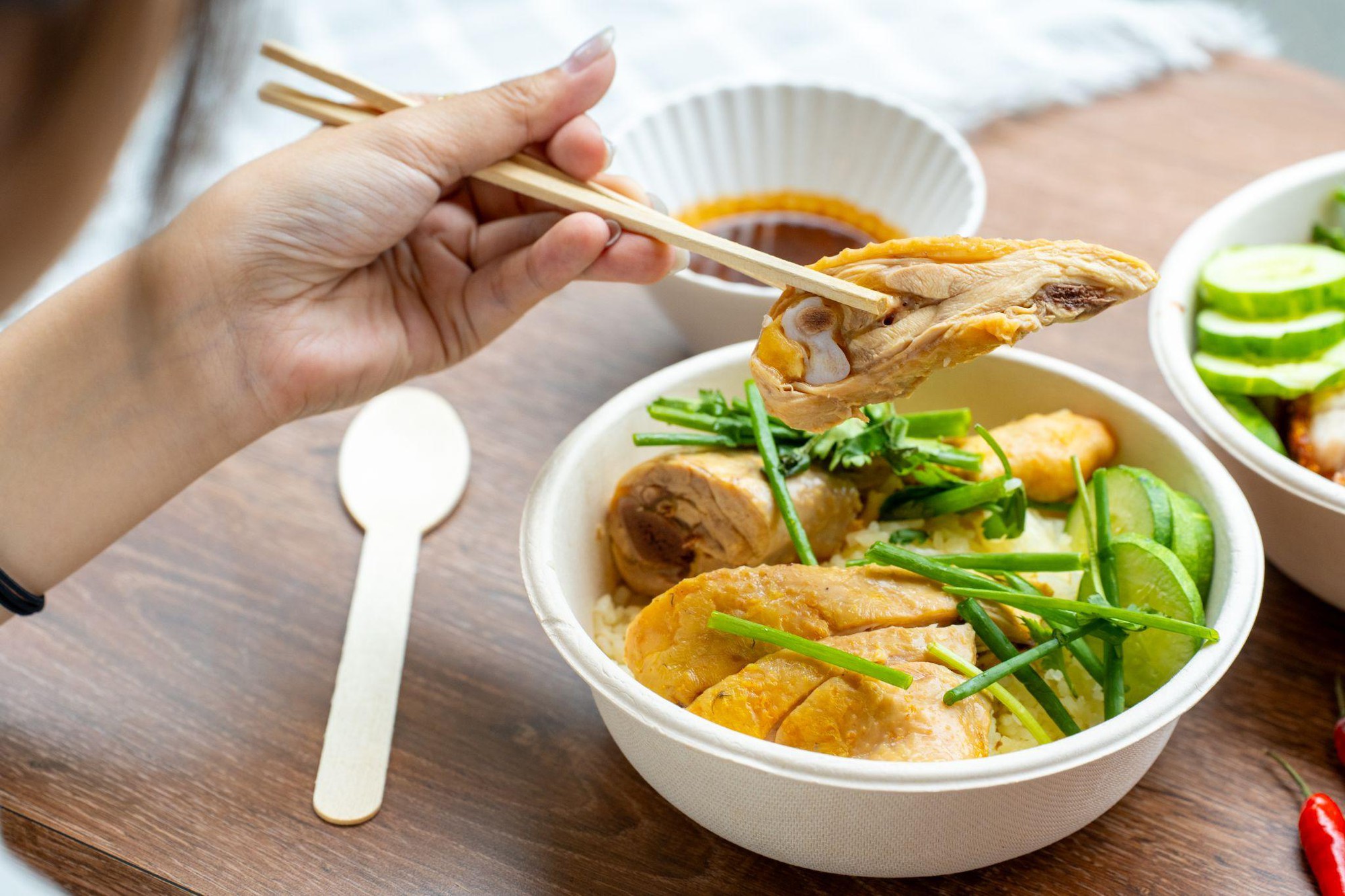 3 lựa chọn cơm g&agrave; vị đ&uacute;ng đỉnh khi chưa biết ăn g&igrave; h&ocirc;m nay - Ảnh 2.