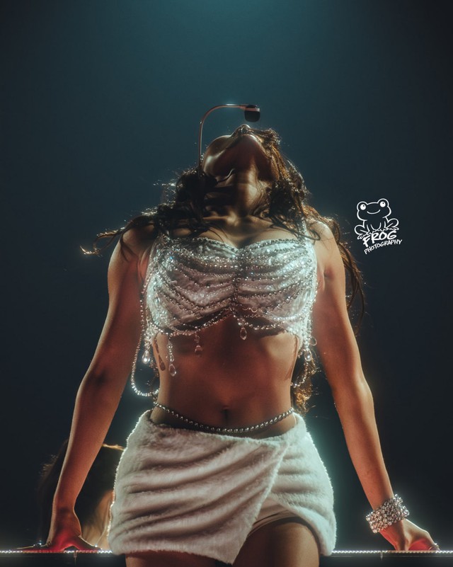 Mỹ nh&acirc;n Kpop g&acirc;y b&atilde;o với khoảnh khắc &ldquo;h&oacute;a thần&rdquo; tr&ecirc;n s&acirc;n khấu: G&oacute;c m&aacute;y &ldquo;tử thần&rdquo; cũng kh&ocirc;ng d&igrave;m nổi, visual v&agrave; body khiến netizen cho&aacute;ng v&aacute;ng - Ảnh 1.