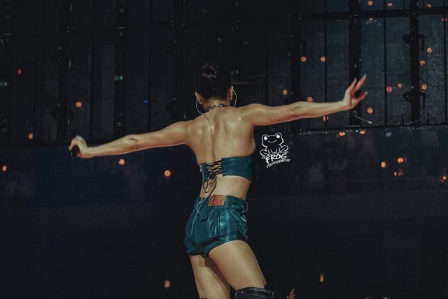 Mỹ nh&acirc;n Kpop g&acirc;y b&atilde;o với khoảnh khắc &ldquo;h&oacute;a thần&rdquo; tr&ecirc;n s&acirc;n khấu: G&oacute;c m&aacute;y &ldquo;tử thần&rdquo; cũng kh&ocirc;ng d&igrave;m nổi, visual v&agrave; body khiến netizen cho&aacute;ng v&aacute;ng - Ảnh 2.