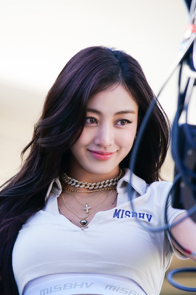 Mỹ nh&acirc;n Kpop g&acirc;y b&atilde;o với khoảnh khắc &ldquo;h&oacute;a thần&rdquo; tr&ecirc;n s&acirc;n khấu: G&oacute;c m&aacute;y &ldquo;tử thần&rdquo; cũng kh&ocirc;ng d&igrave;m nổi, visual v&agrave; body khiến netizen cho&aacute;ng v&aacute;ng - Ảnh 6.