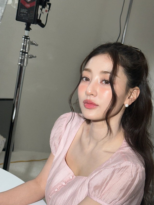 Mỹ nh&acirc;n Kpop g&acirc;y b&atilde;o với khoảnh khắc &ldquo;h&oacute;a thần&rdquo; tr&ecirc;n s&acirc;n khấu: G&oacute;c m&aacute;y &ldquo;tử thần&rdquo; cũng kh&ocirc;ng d&igrave;m nổi, visual v&agrave; body khiến netizen cho&aacute;ng v&aacute;ng - Ảnh 9.