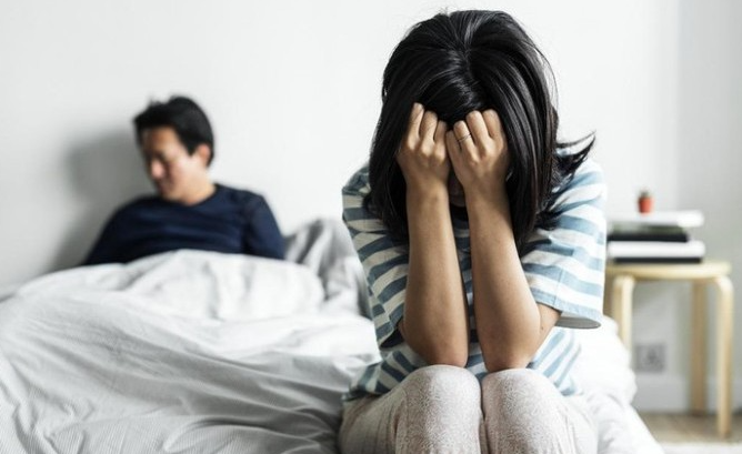 Chồng đi họp lớp về, c&aacute;u giận v&ocirc; cớ rồi bu&ocirc;ng một c&acirc;u khiến t&ocirc;i chết lặng: Đến giờ vẫn chưa b&igrave;nh tĩnh được! - Ảnh 1.