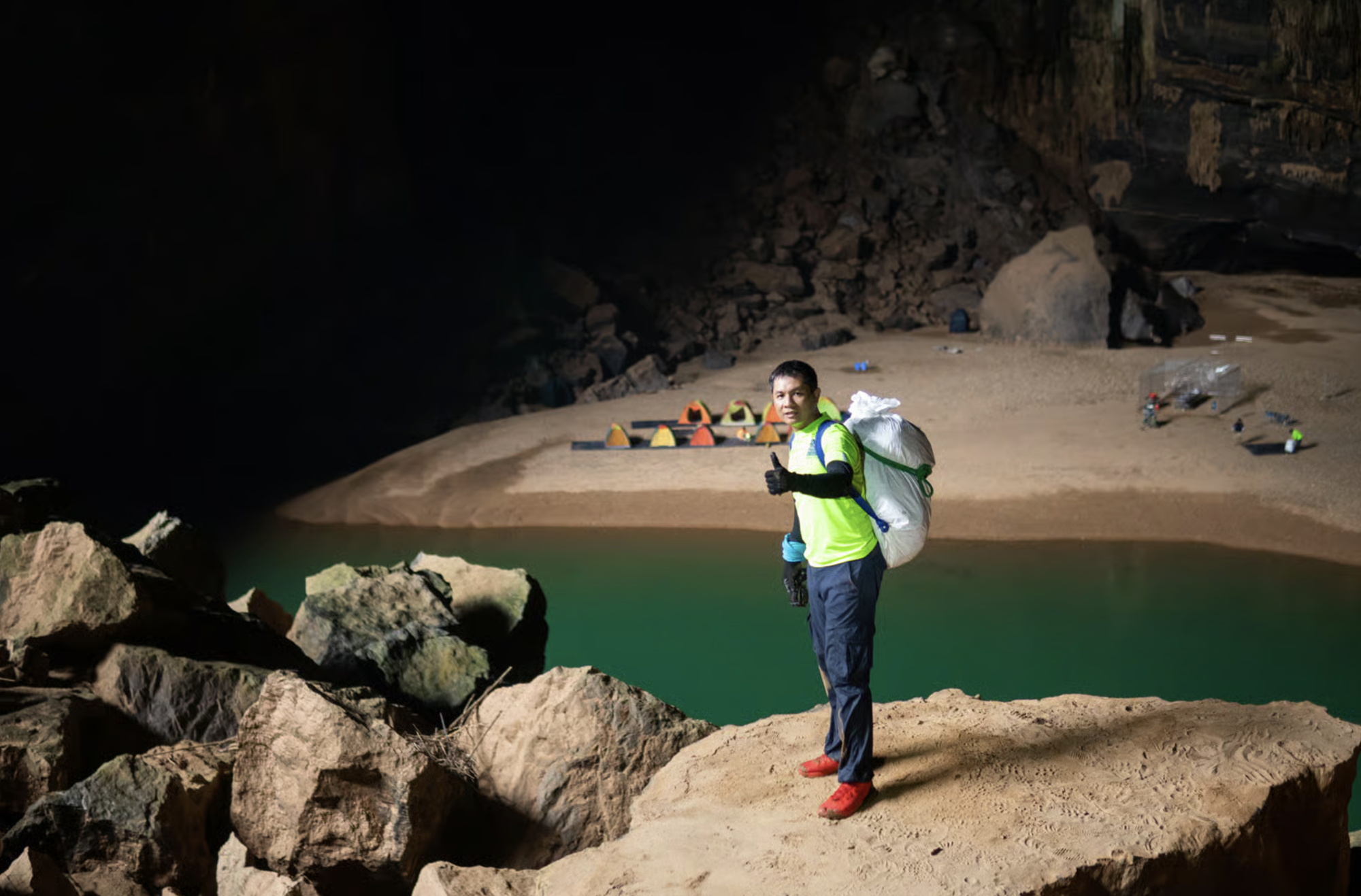 Ph&aacute;t hiện hang động mới tại Quảng Trị: Sở hữu th&aacute;c nước 350 m&eacute;t cực hiếm, chuy&ecirc;n gia chưa d&aacute;m tiến s&acirc;u v&igrave; qu&aacute; lạnh - Ảnh 5.