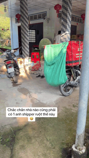 Shipper đến giao h&agrave;ng bỗng dắt xe m&aacute;y của kh&aacute;ch đi: Đoạn camera an ninh 24 gi&acirc;y được tung l&ecirc;n mạng- Ảnh 5.