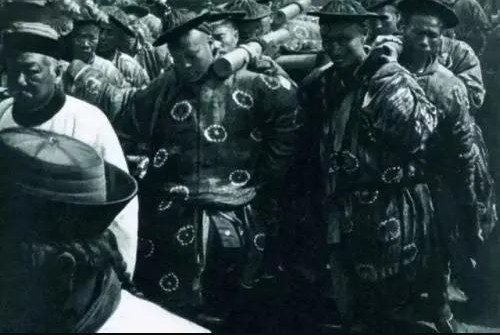 Quan tài Từ Hy Thái hậu bất ngờ nhỏ máu suốt đường đưa tang: Lý Liên Anh hé lộ sự thật rùng rợn - Ảnh 3.