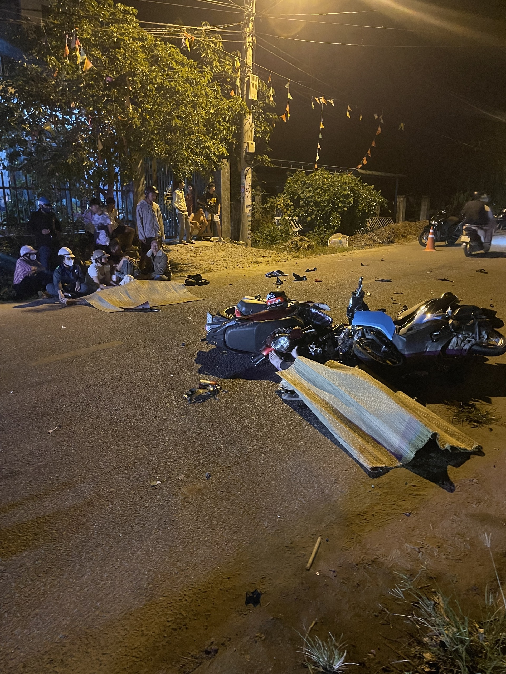 Vụ tai nạn thương t&acirc;m ở Đ&agrave; Nẵng khiến 2 người tử vong v&agrave; 2 xe m&aacute;y hư hỏng nặng - Ảnh 3.