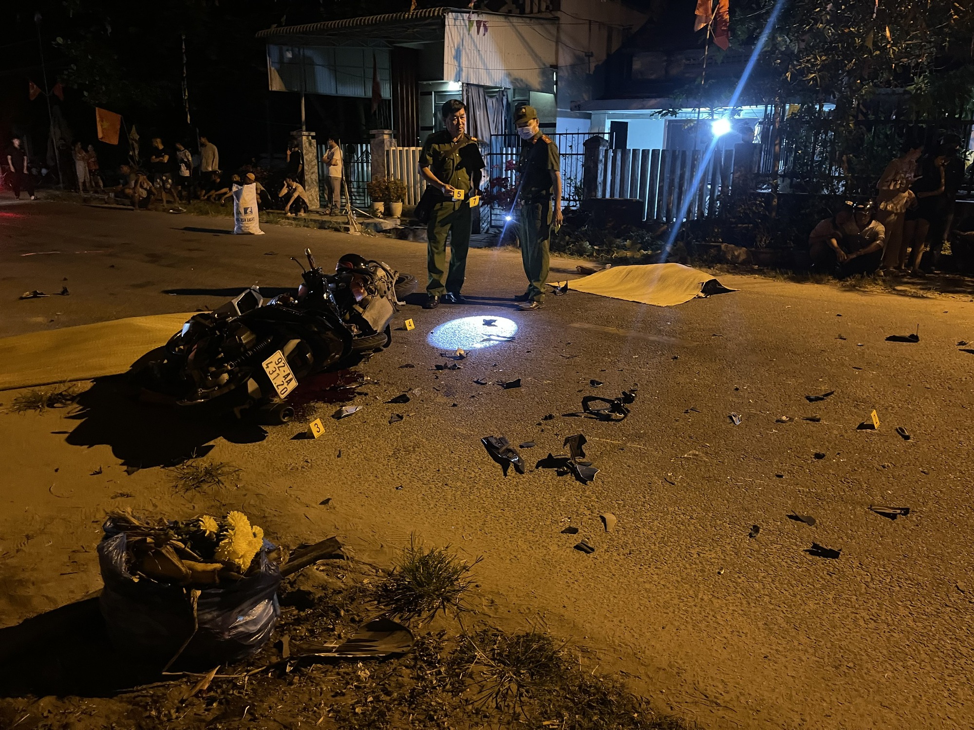 Vụ tai nạn thương t&acirc;m ở Đ&agrave; Nẵng khiến 2 người tử vong v&agrave; 2 xe m&aacute;y hư hỏng nặng - Ảnh 1.