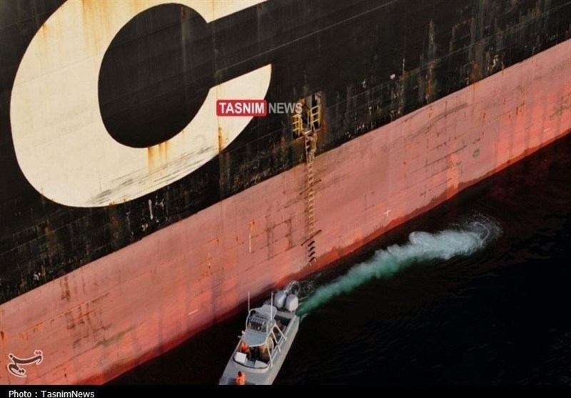 Iran c&ocirc;ng bố loạt ảnh bắt 2 t&agrave;u container ở eo biển Hormuz - Ảnh 2.