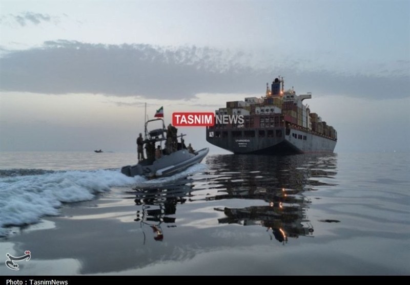 Iran c&ocirc;ng bố loạt ảnh bắt 2 t&agrave;u container ở eo biển Hormuz - Ảnh 1.