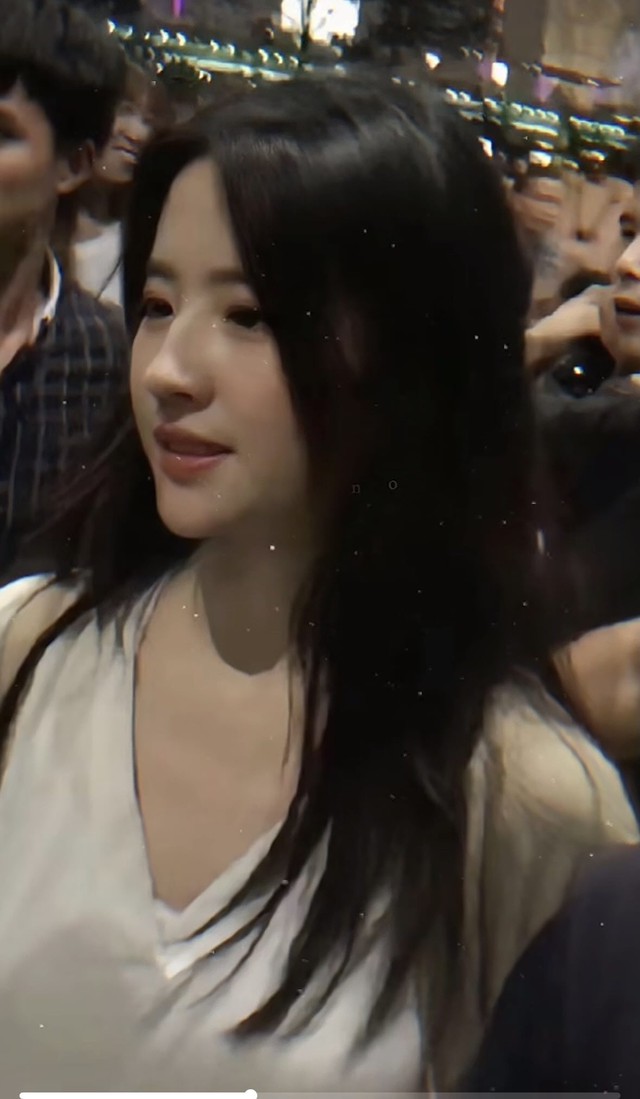 Mấy ai d&aacute;m như Lưu Diệc Phi: Soi gương bằng cam ph&oacute;ng vi&ecirc;n m&agrave; vẫn kh&ocirc;ng chết g&oacute;c n&agrave;o- Ảnh 3.