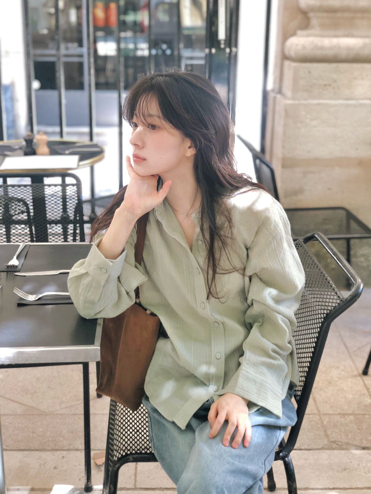 Quần jeans ống rộng ph&ugrave; hợp với m&ugrave;a h&egrave; nhất v&agrave; 4 c&aacute;ch mặc đẹp "bất bại"- Ảnh 8.