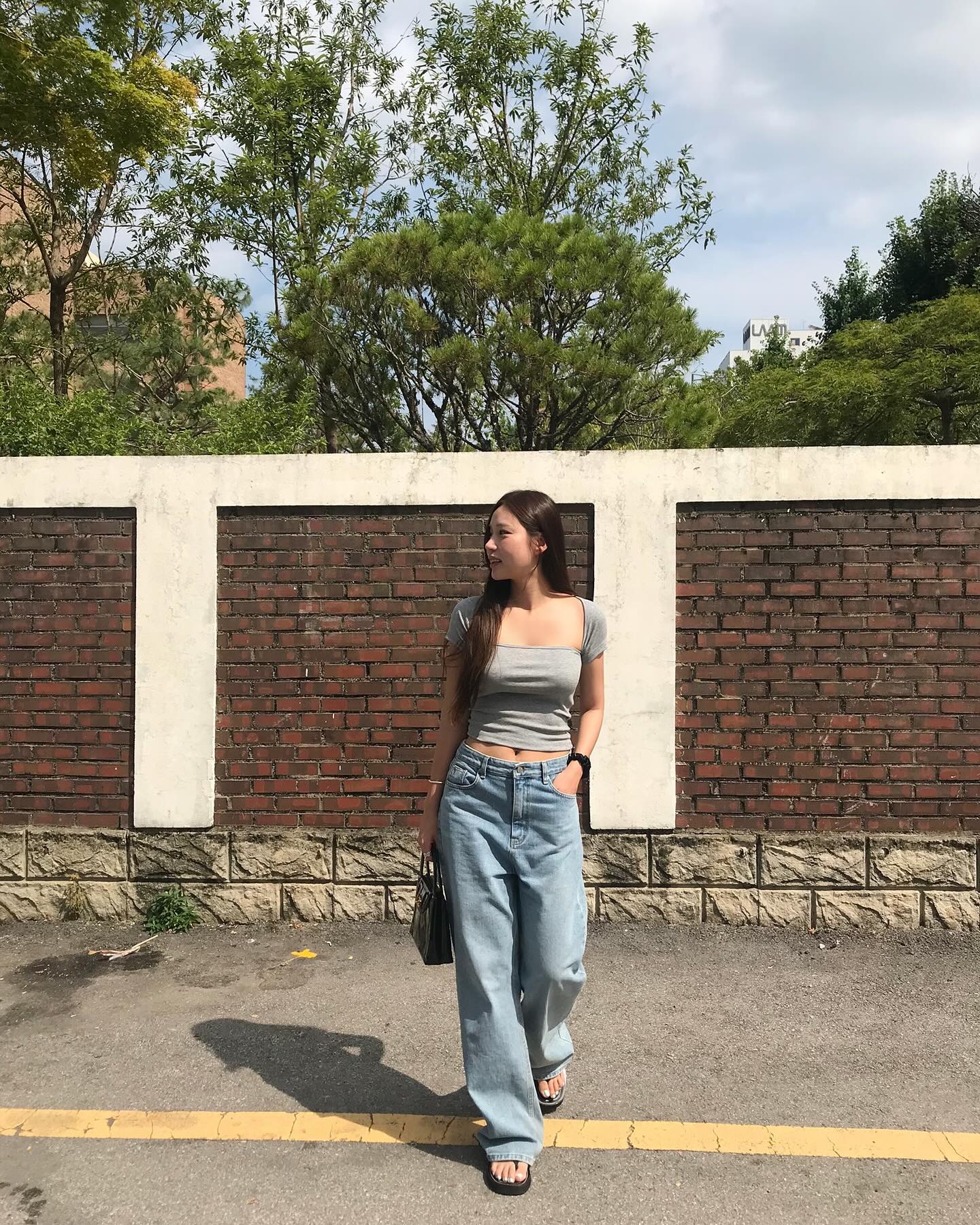 Quần jeans ống rộng ph&ugrave; hợp với m&ugrave;a h&egrave; nhất v&agrave; 4 c&aacute;ch mặc đẹp "bất bại"- Ảnh 11.