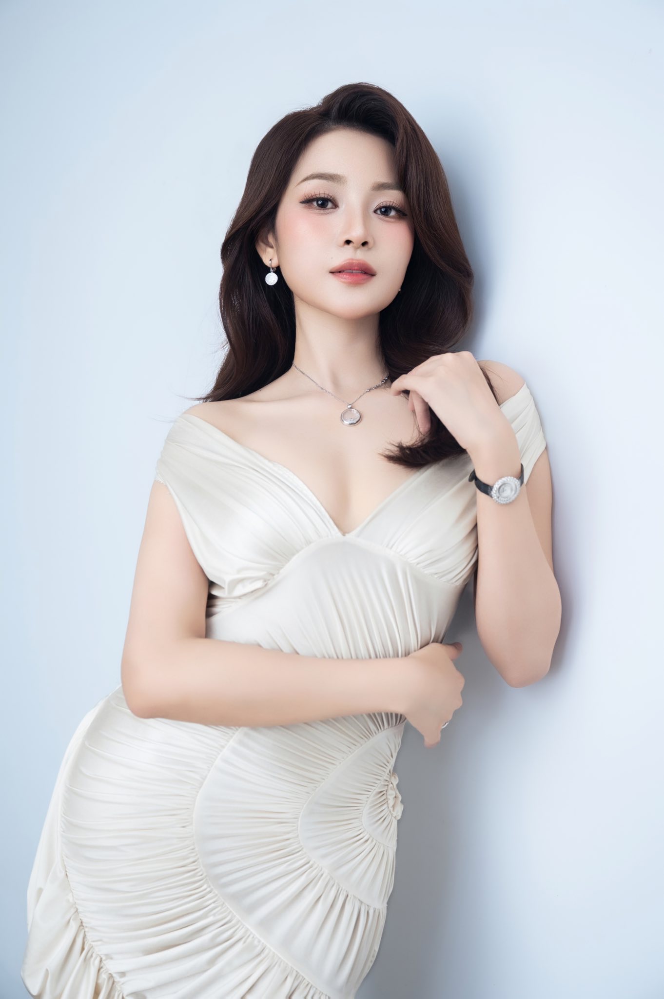 Bản sao Angela Phương Trinh thay đổi ho&agrave;n to&agrave;n, lột x&aacute;c gợi cảm- Ảnh 1.