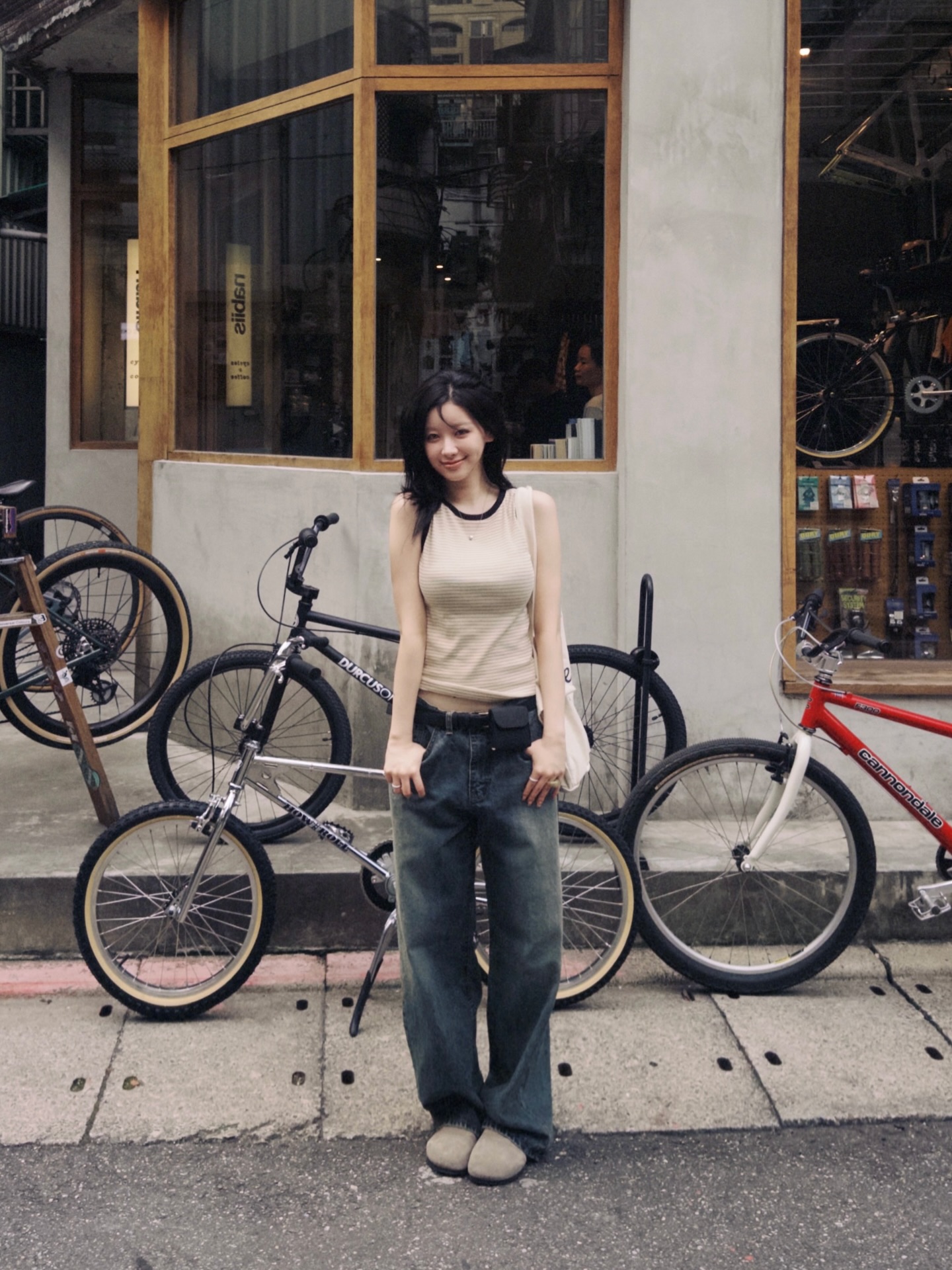 Quần jeans ống rộng ph&ugrave; hợp với m&ugrave;a h&egrave; nhất v&agrave; 4 c&aacute;ch mặc đẹp "bất bại"- Ảnh 5.