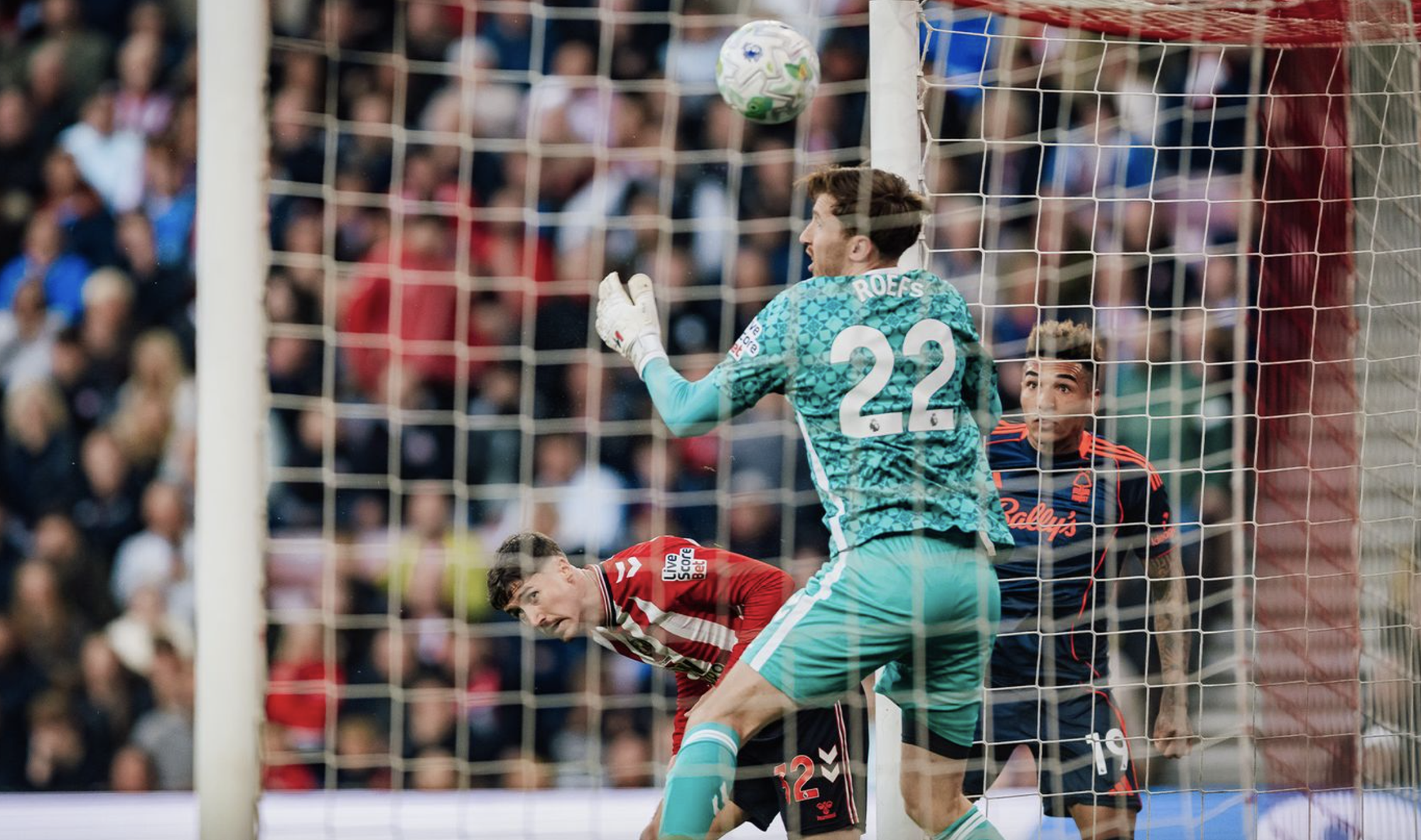 Forest thắng tưng bừng Sunderland, West Ham v&agrave; Tottenham &acirc;u lo v&eacute; trụ hạng - Ảnh 2.