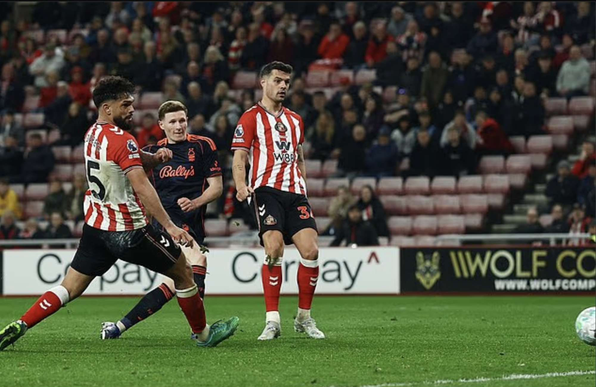 Forest thắng tưng bừng Sunderland, West Ham v&agrave; Tottenham &acirc;u lo v&eacute; trụ hạng - Ảnh 5.