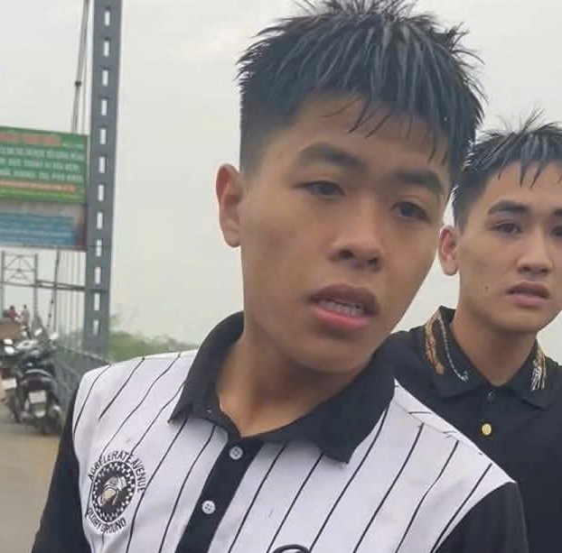 VIDEO: Hai nam sinh lao xuống s&ocirc;ng cứu nữ sinh lớp 11 nhảy cầu - Ảnh 1.