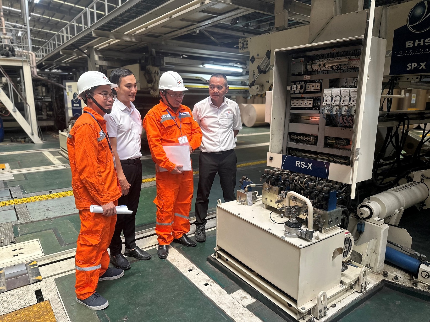 Gi&aacute; điện buổi tối cao điểm 2026 v&agrave; c&aacute;ch tiết kiệm điện hiệu quả cho doanh nghiệp - Ảnh 1.