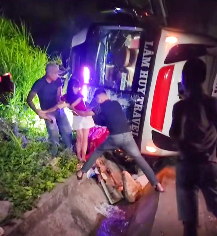 Tai nạn xe kh&aacute;ch lật nghi&ecirc;ng ở L&agrave;o Cai khiến 2 người bị thương - Ảnh 2.