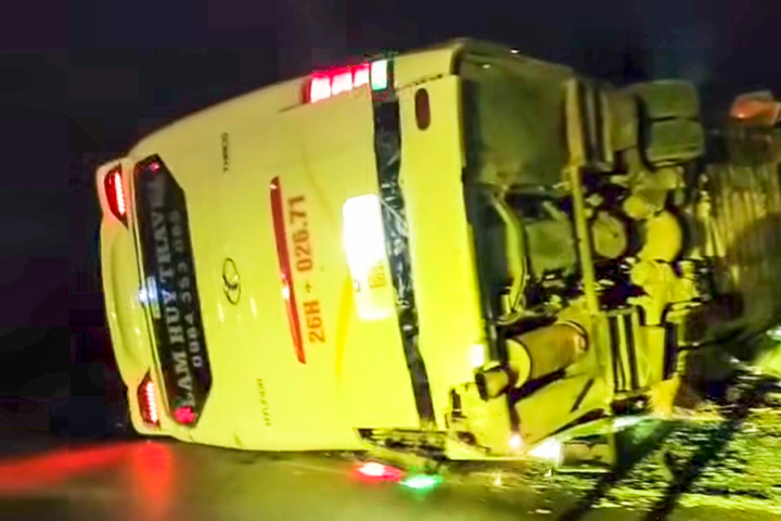 Tai nạn xe kh&aacute;ch lật nghi&ecirc;ng ở L&agrave;o Cai khiến 2 người bị thương - Ảnh 1.