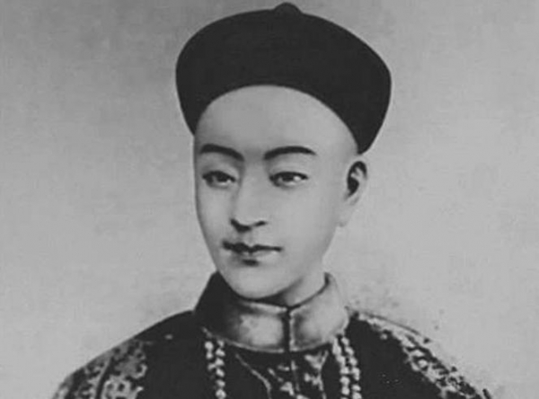 Mở mộ Quang Tự, phát hiện ông nắm chặt 2 vật thể lạ: Vừa thấy chúng, chuyên gia khóc không ngừng - Ảnh 1.