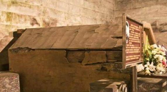 Mở mộ Quang Tự, phát hiện ông nắm chặt 2 vật thể lạ: Vừa thấy chúng, chuyên gia khóc không ngừng - Ảnh 3.