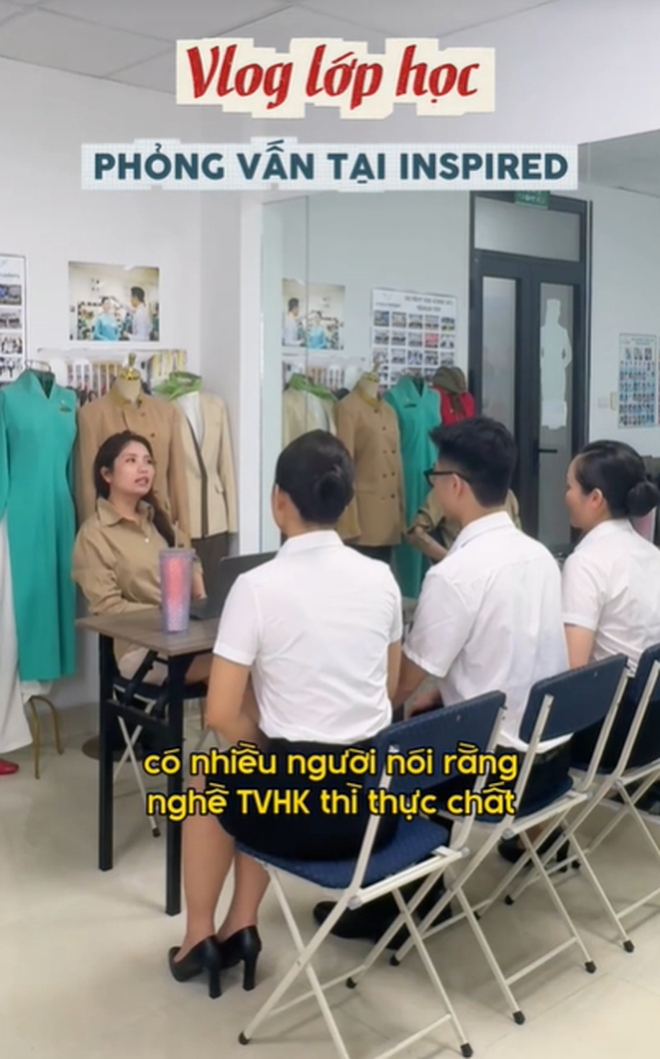 Tất tần tật về &ldquo;l&ograve; luyện thi tiếp vi&ecirc;n h&agrave;ng kh&ocirc;ng&rdquo; ở Việt Nam: Mỗi ng&agrave;y trả lời chục c&acirc;u hỏi phỏng vấn, học tiếng Anh v&agrave; tập catwalk - Ảnh 2.