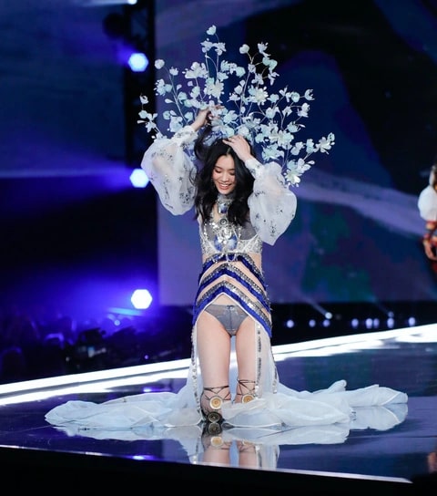 &ldquo;Thi&ecirc;n thần sa ng&atilde;&rdquo; lấy con trai &ocirc;ng tr&ugrave;m s&ograve;ng bạc: 1 bước th&agrave;nh d&acirc;u h&agrave;o m&ocirc;n, nh&igrave;n kh&ocirc;ng gian sống hiện tại mới thấy đời sang trang thật rồi- Ảnh 2.