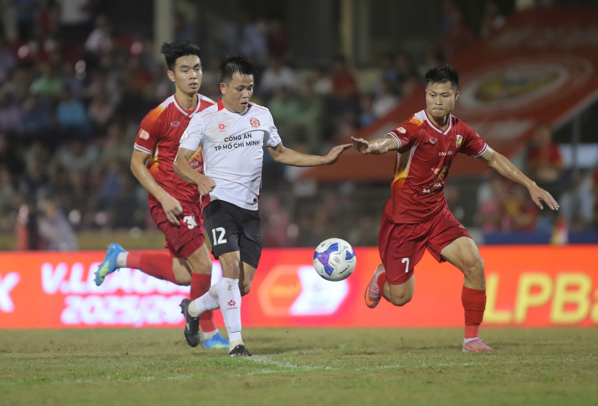 Tiền đạo Việt kiều Anh gi&uacute;p CLB C&ocirc;ng an TP HCM ngắt chuỗi thất bại - Ảnh 2.