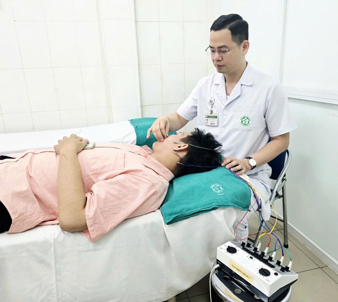 Nam sinh liệt mặt v&igrave; một th&oacute;i quen nhiều người mắc - Ảnh 2.