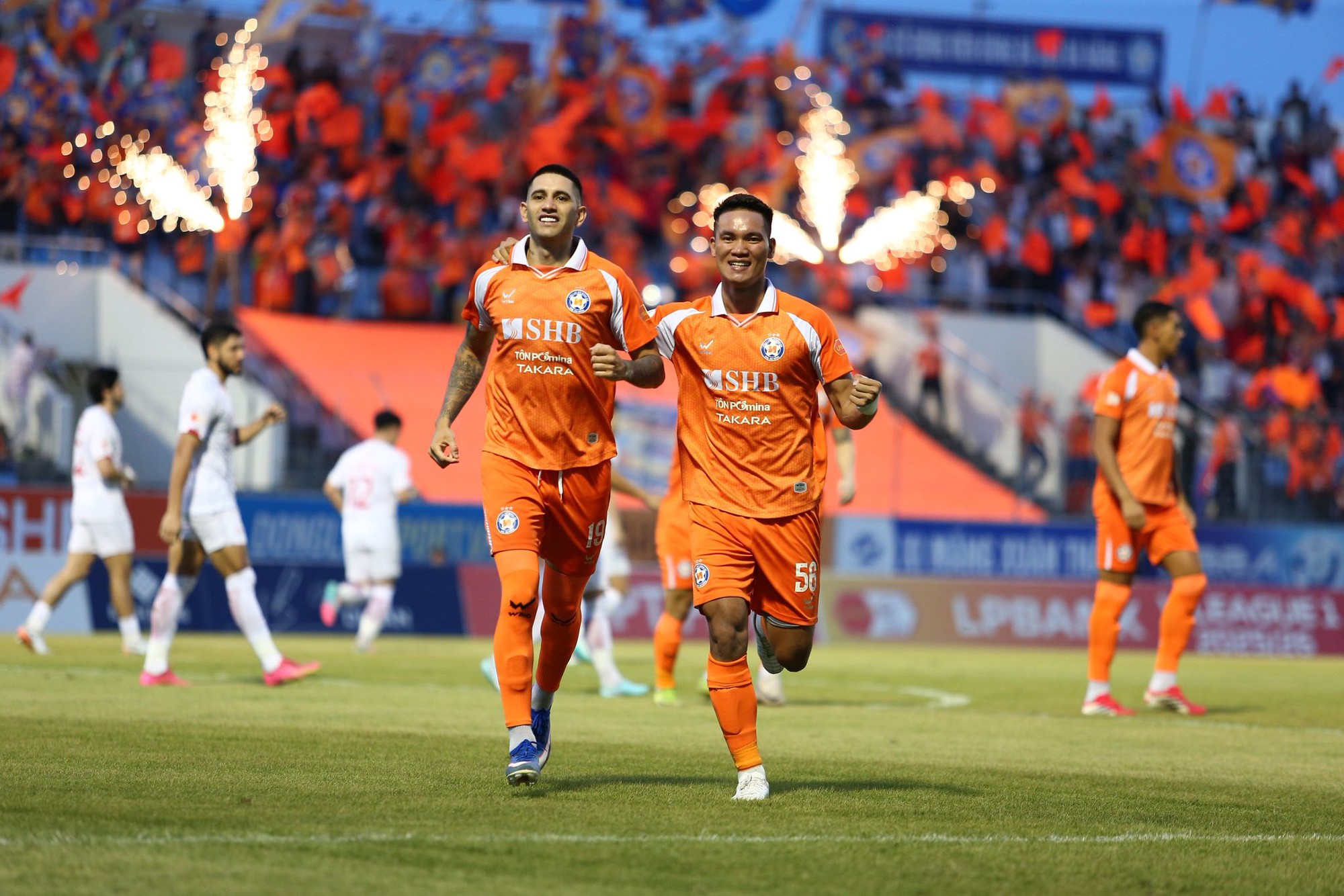 CLB Đ&agrave; Nẵng tạm tho&aacute;t hiểm! - Ảnh 2.