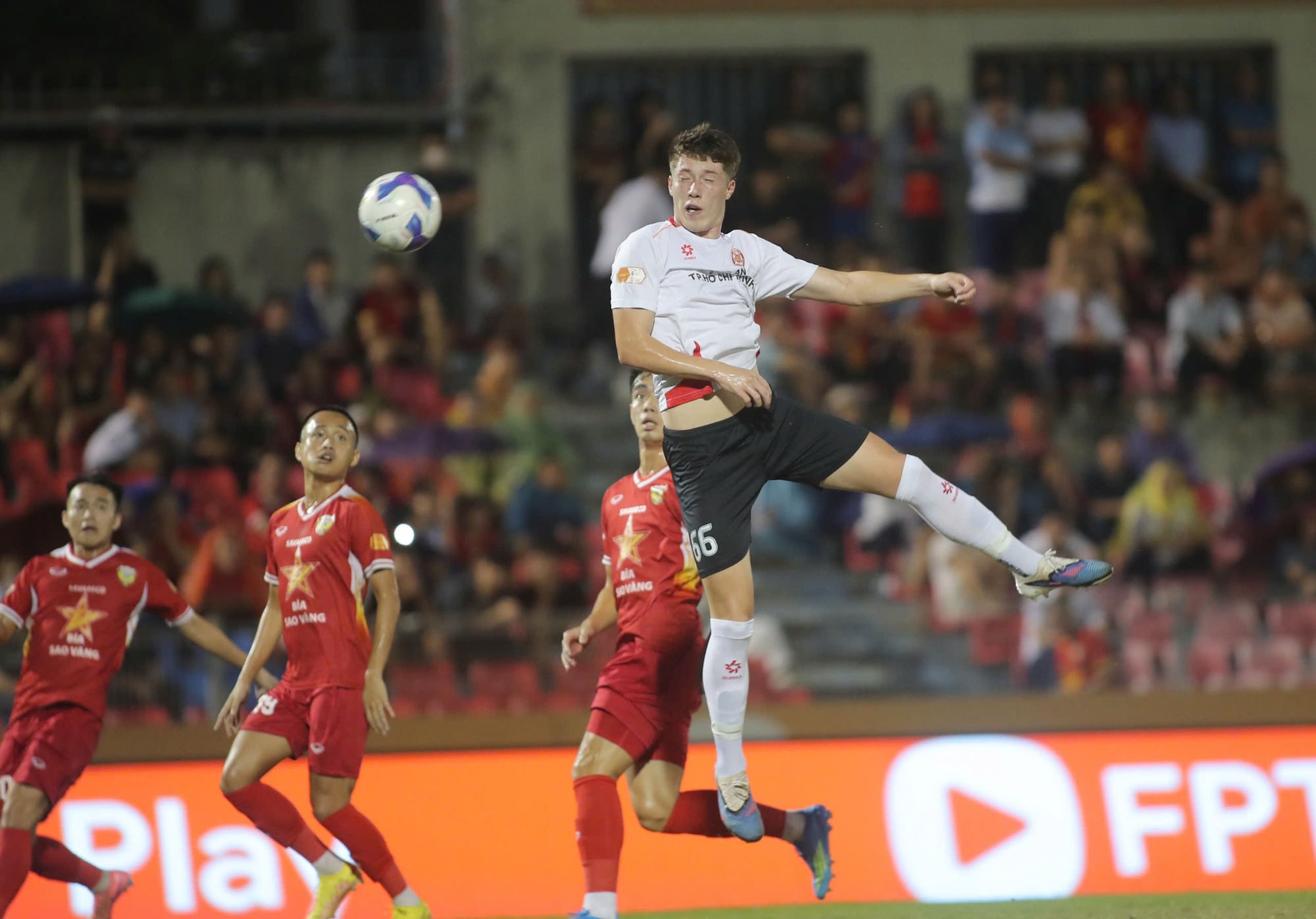 Tiền đạo Việt kiều Anh gi&uacute;p CLB C&ocirc;ng an TP HCM ngắt chuỗi thất bại - Ảnh 3.