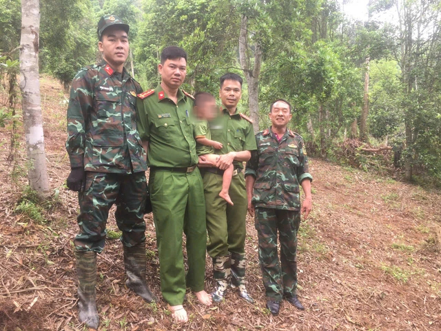 Ch&aacute;u b&eacute; 3 tuổi được t&igrave;m thấy một m&igrave;nh trong rừng sau 18 giờ mất t&iacute;ch - Ảnh 1.