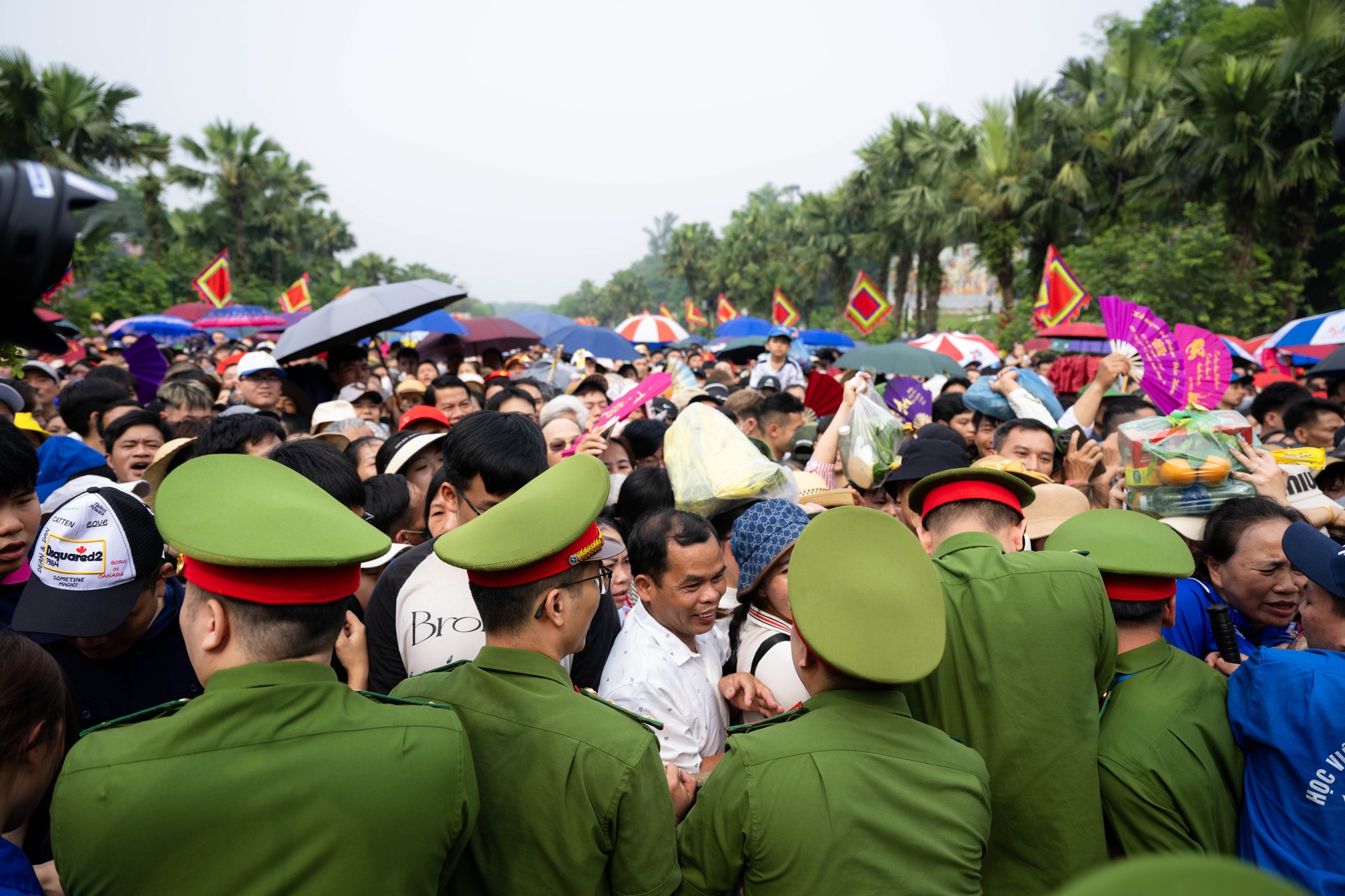 Biển người đổ về Đền H&ugrave;ng trong ng&agrave;y Giỗ Tổ H&ugrave;ng Vương: Người d&acirc;n đội lễ chen ch&acirc;n h&agrave;nh hương, ngất xỉu giữa d&ograve;ng người đ&ocirc;ng đ&uacute;c- Ảnh 19.