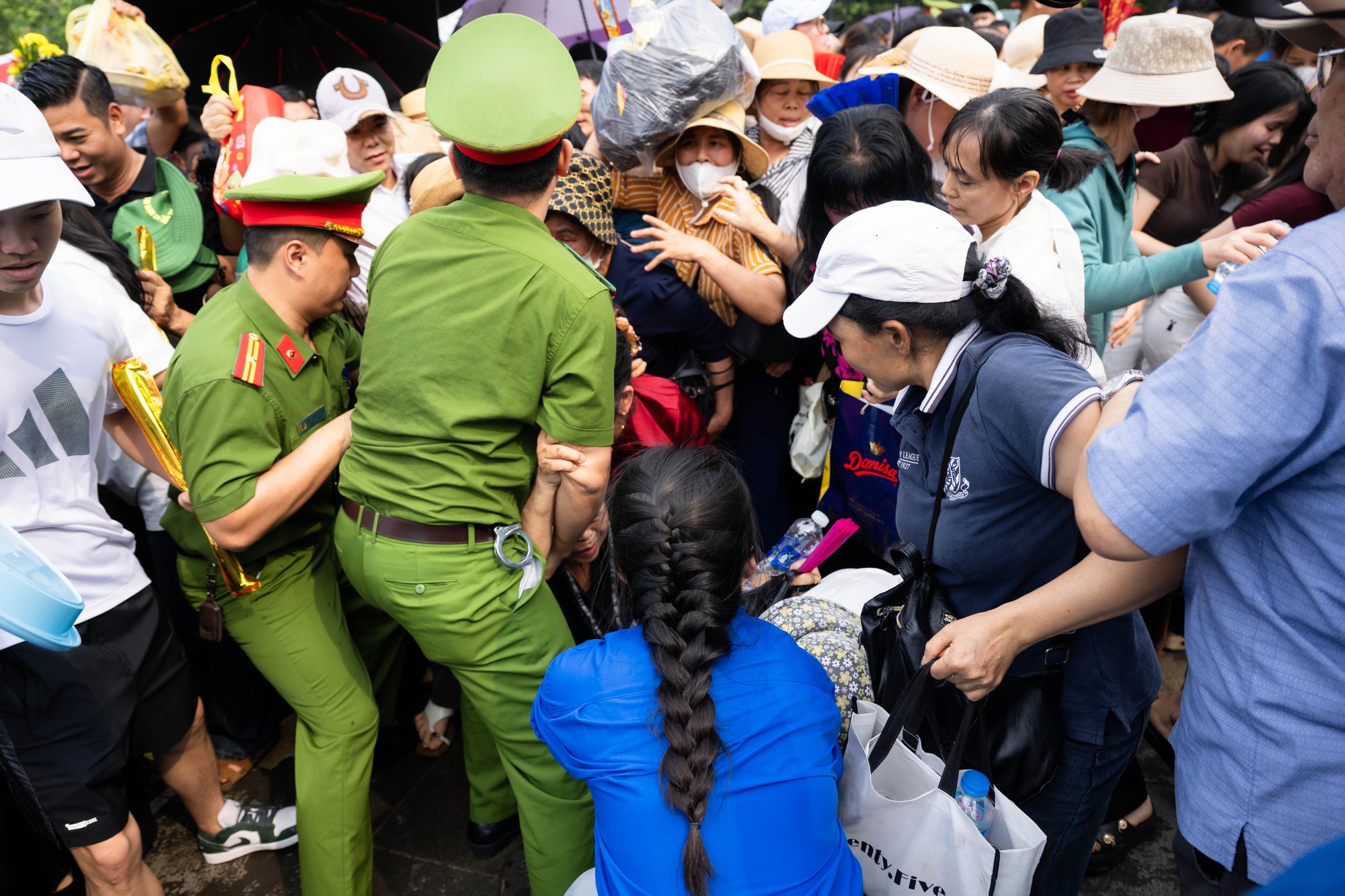 Biển người đổ về Đền H&ugrave;ng trong ng&agrave;y Giỗ Tổ H&ugrave;ng Vương: Người d&acirc;n đội lễ chen ch&acirc;n h&agrave;nh hương, ngất xỉu giữa d&ograve;ng người đ&ocirc;ng đ&uacute;c- Ảnh 17.