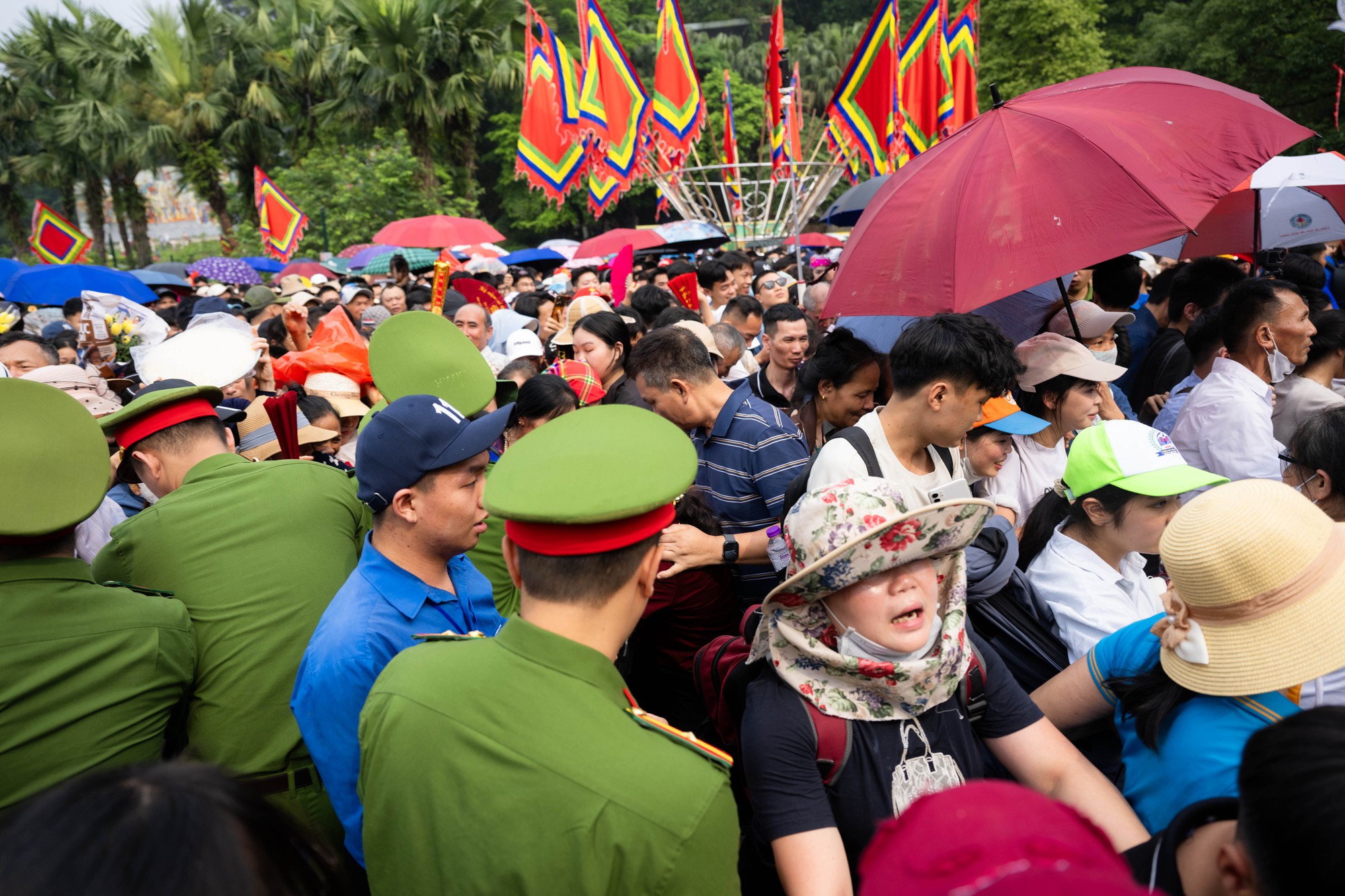 Biển người đổ về Đền H&ugrave;ng trong ng&agrave;y Giỗ Tổ H&ugrave;ng Vương: Người d&acirc;n đội lễ chen ch&acirc;n h&agrave;nh hương, ngất xỉu giữa d&ograve;ng người đ&ocirc;ng đ&uacute;c- Ảnh 14.