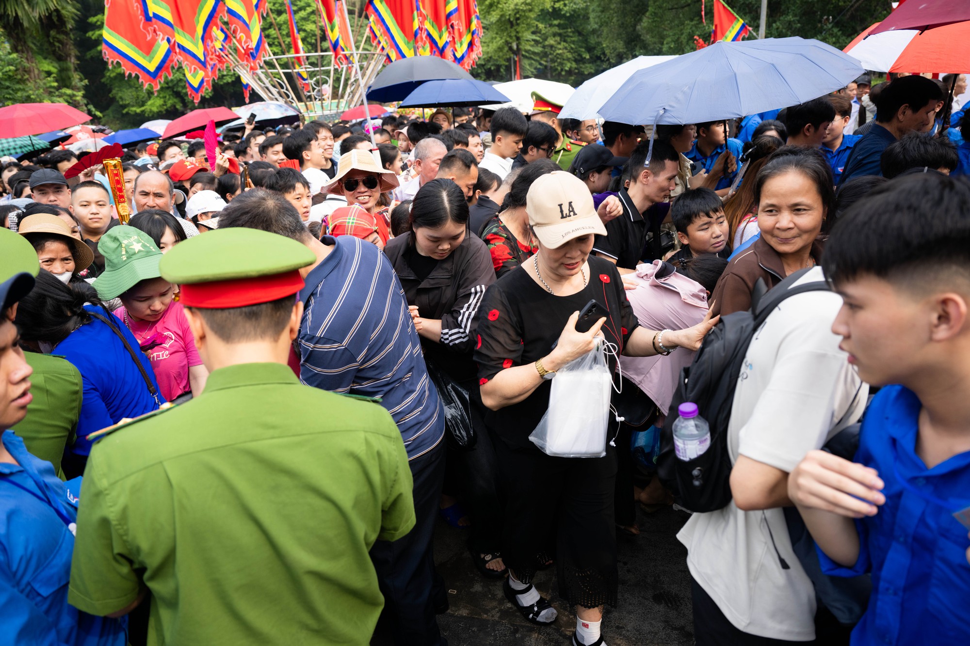 Biển người đổ về Đền H&ugrave;ng trong ng&agrave;y Giỗ Tổ H&ugrave;ng Vương: Người d&acirc;n đội lễ chen ch&acirc;n h&agrave;nh hương, ngất xỉu giữa d&ograve;ng người đ&ocirc;ng đ&uacute;c- Ảnh 15.