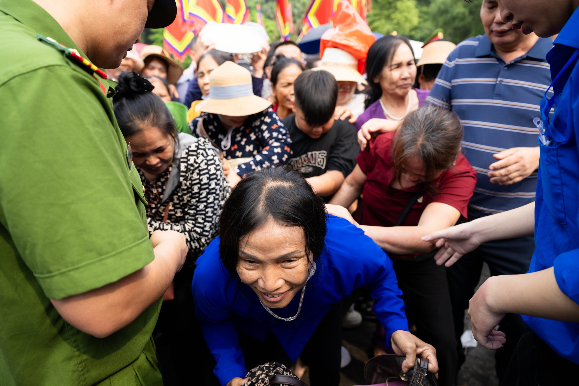 Biển người đổ về Đền H&ugrave;ng trong ng&agrave;y Giỗ Tổ H&ugrave;ng Vương: Người d&acirc;n đội lễ chen ch&acirc;n h&agrave;nh hương, ngất xỉu giữa d&ograve;ng người đ&ocirc;ng đ&uacute;c- Ảnh 12.