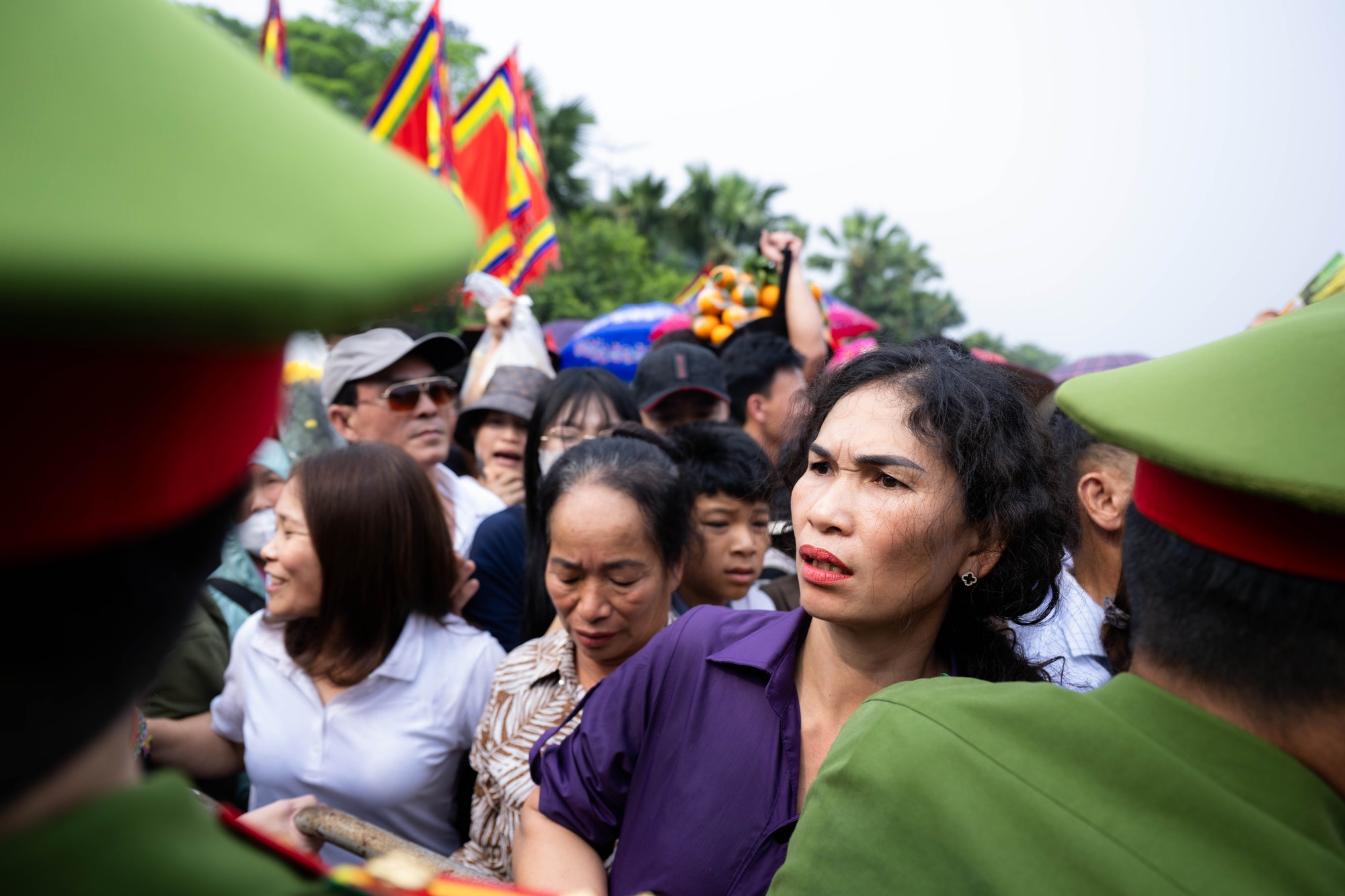 Biển người đổ về Đền H&ugrave;ng trong ng&agrave;y Giỗ Tổ H&ugrave;ng Vương: Người d&acirc;n đội lễ chen ch&acirc;n h&agrave;nh hương, ngất xỉu giữa d&ograve;ng người đ&ocirc;ng đ&uacute;c- Ảnh 13.