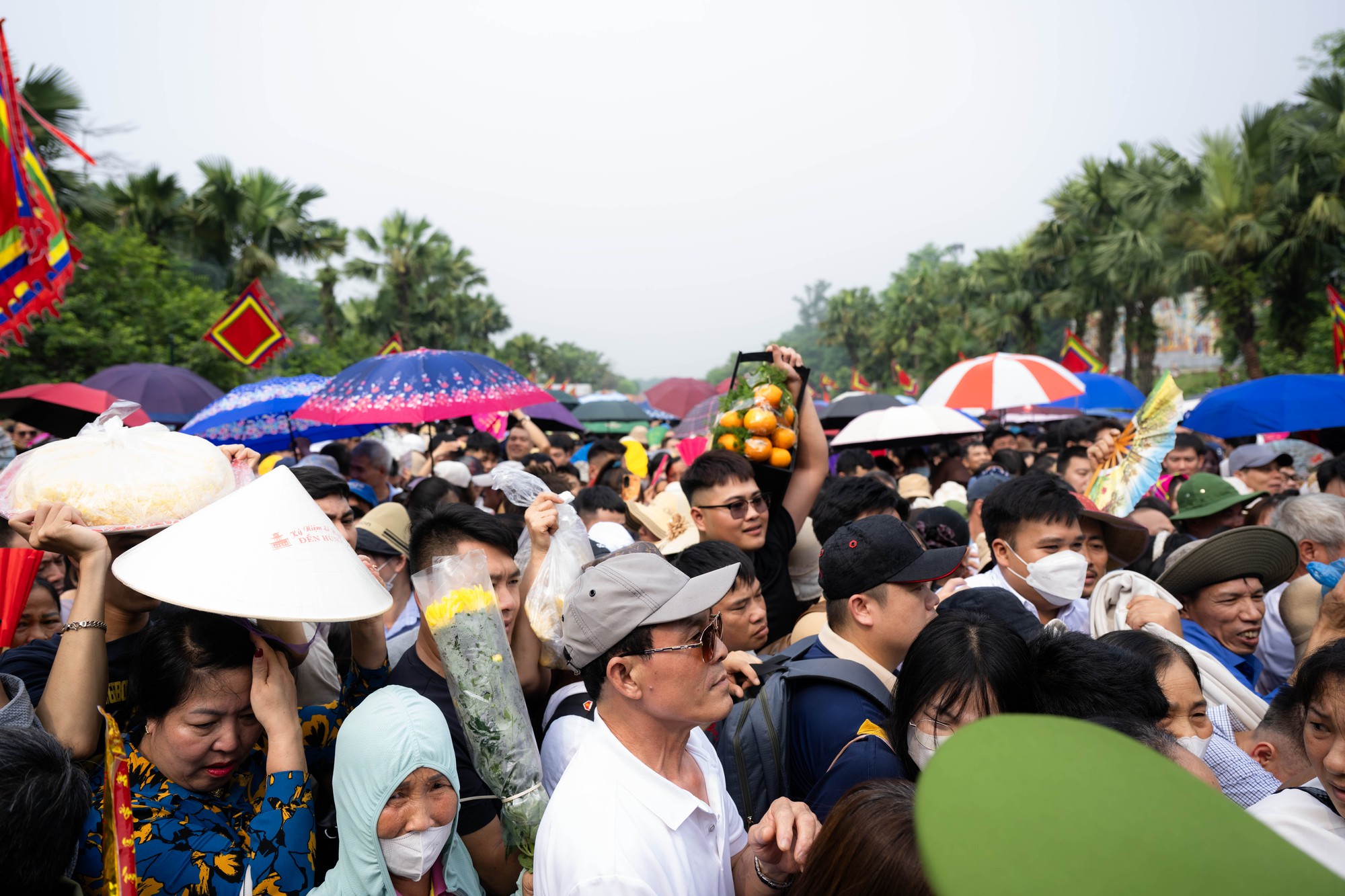 Biển người đổ về Đền H&ugrave;ng trong ng&agrave;y Giỗ Tổ H&ugrave;ng Vương: Người d&acirc;n đội lễ chen ch&acirc;n h&agrave;nh hương, ngất xỉu giữa d&ograve;ng người đ&ocirc;ng đ&uacute;c- Ảnh 10.