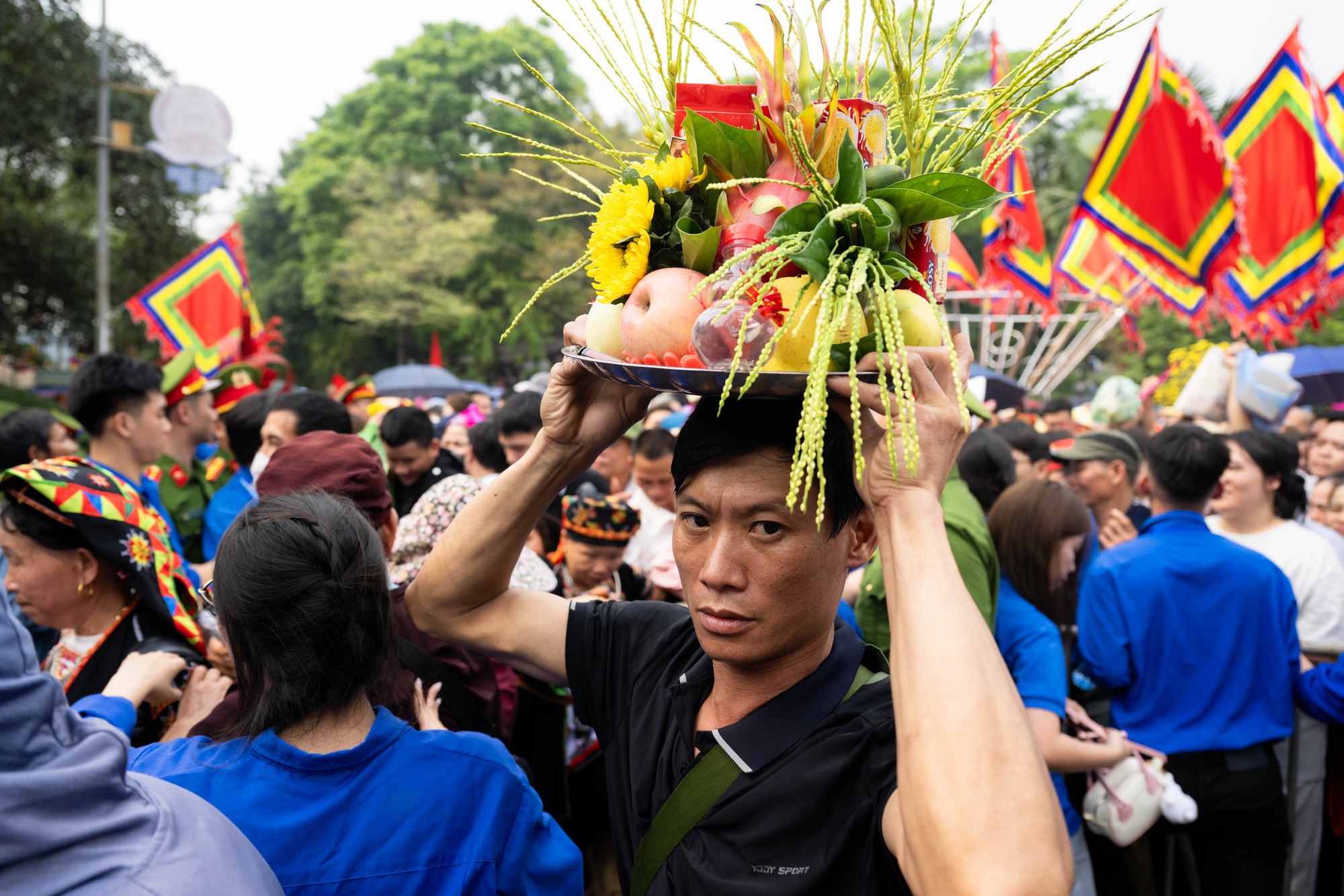 Biển người đổ về Đền H&ugrave;ng trong ng&agrave;y Giỗ Tổ H&ugrave;ng Vương: Người d&acirc;n đội lễ chen ch&acirc;n h&agrave;nh hương, ngất xỉu giữa d&ograve;ng người đ&ocirc;ng đ&uacute;c- Ảnh 9.