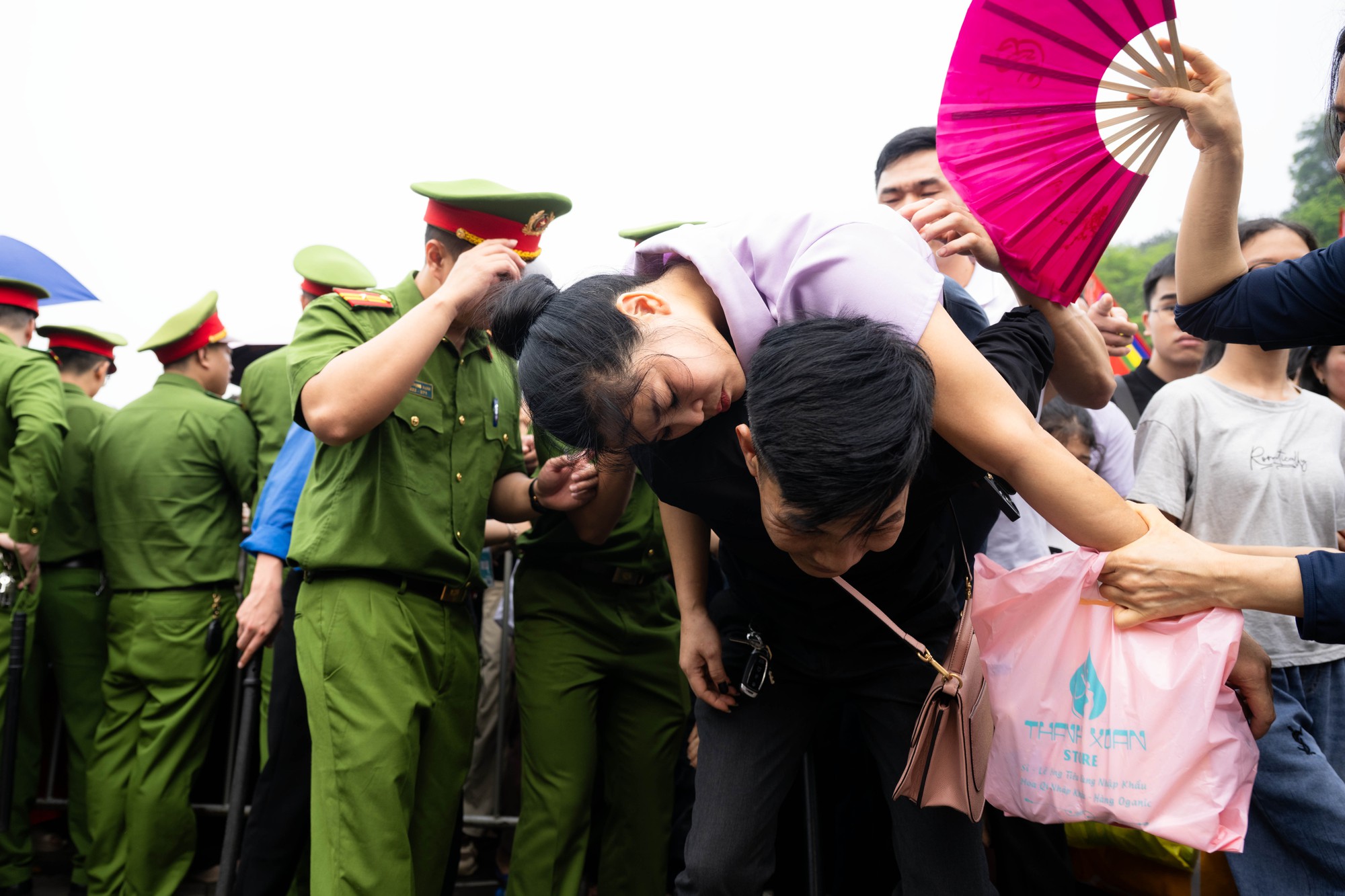 Biển người đổ về Đền H&ugrave;ng trong ng&agrave;y Giỗ Tổ H&ugrave;ng Vương: Người d&acirc;n đội lễ chen ch&acirc;n h&agrave;nh hương, ngất xỉu giữa d&ograve;ng người đ&ocirc;ng đ&uacute;c- Ảnh 20.