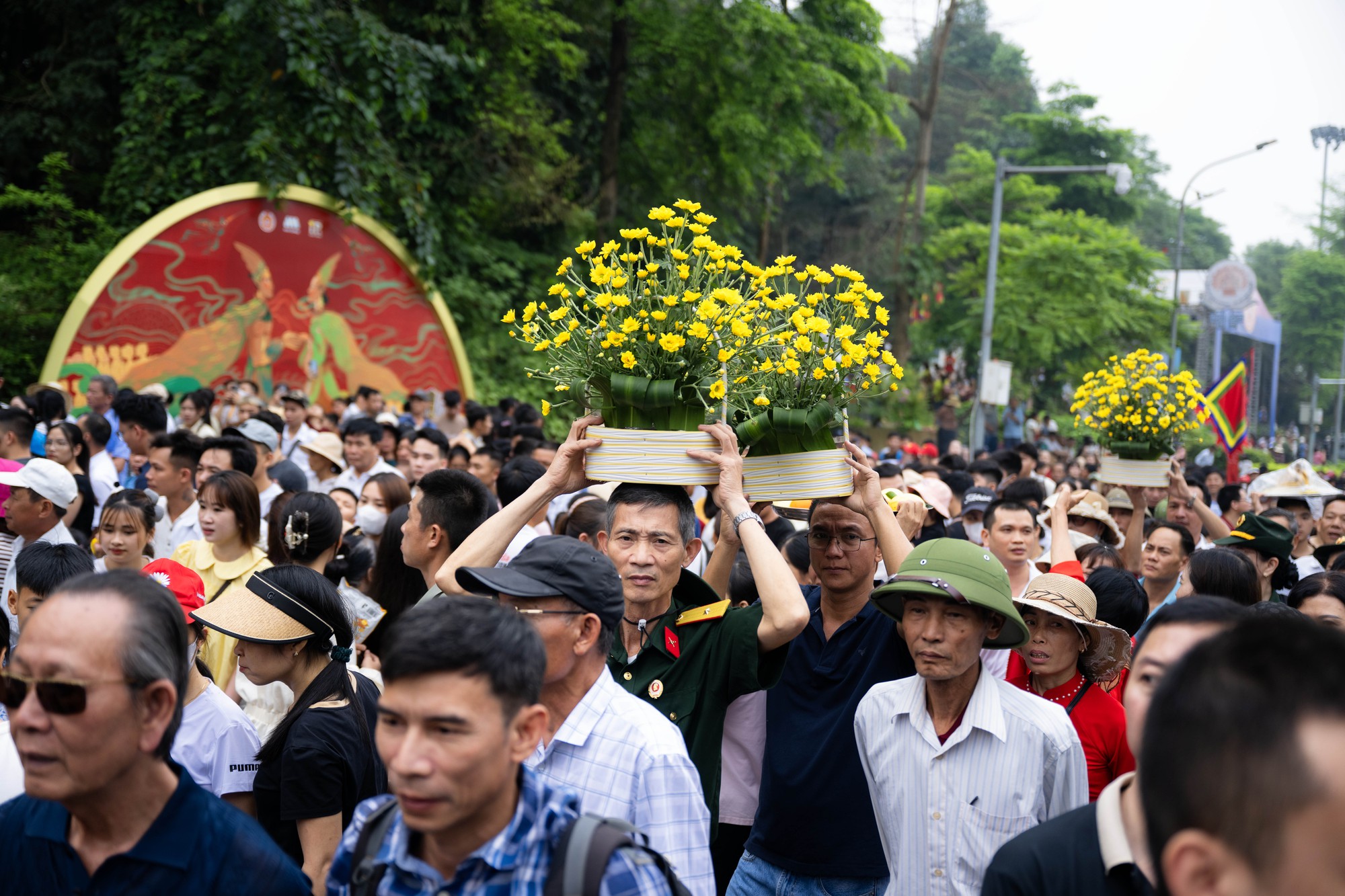 Biển người đổ về Đền H&ugrave;ng trong ng&agrave;y Giỗ Tổ H&ugrave;ng Vương: Người d&acirc;n đội lễ chen ch&acirc;n h&agrave;nh hương, ngất xỉu giữa d&ograve;ng người đ&ocirc;ng đ&uacute;c- Ảnh 7.