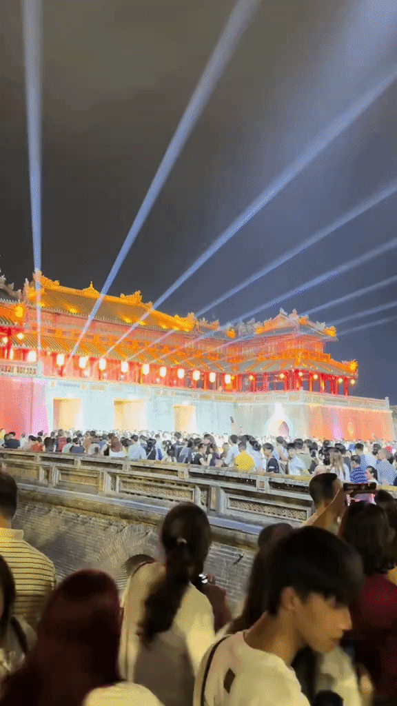 Cảnh tượng buổi tối 2 ngày qua ở Đại Nội Huế khiến nhiều người bất ngờ, nhận xét: "Thật không tin nổi!" - Ảnh 1.