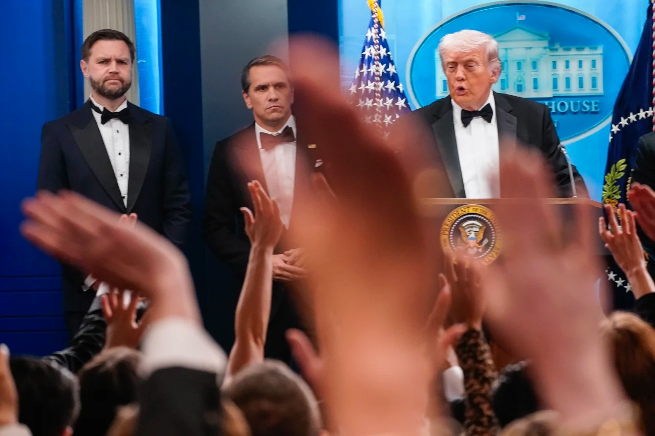 &Ocirc;ng Trump họp b&aacute;o sau vụ nổ s&uacute;ng: "Tổng thống l&agrave; một nghề nguy hiểm" - Ảnh 1.