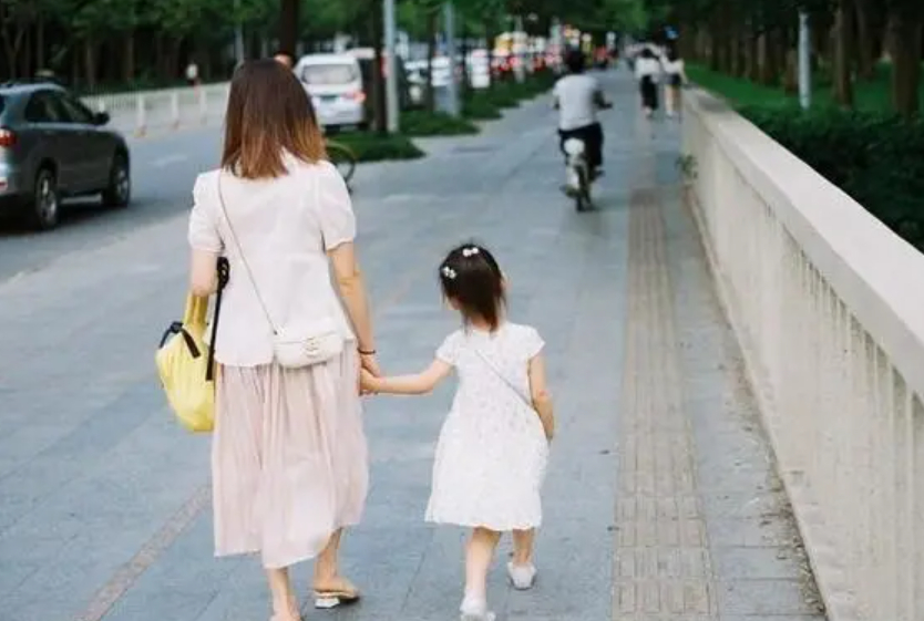 Đừng thể hiện 4 h&agrave;nh vi trước mặt con c&aacute;i để gia đ&igrave;nh hạnh ph&uacute;c - Ảnh 1.