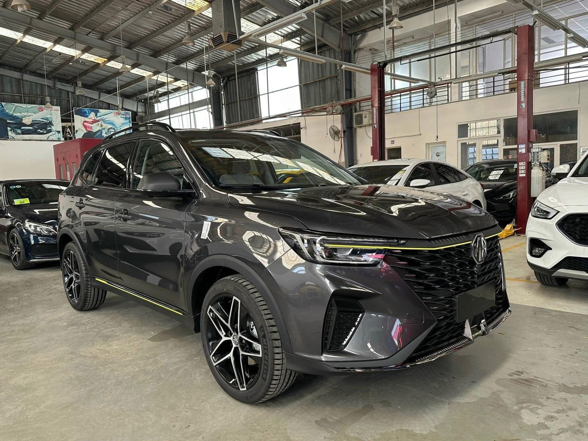 H&agrave;ng loạt xe giảm gi&aacute; kỷ lục, c&oacute; mẫu giảm gần tỷ đồng, nhảy xuống đấu với cả 'đ&agrave;n em' - Ảnh 4.