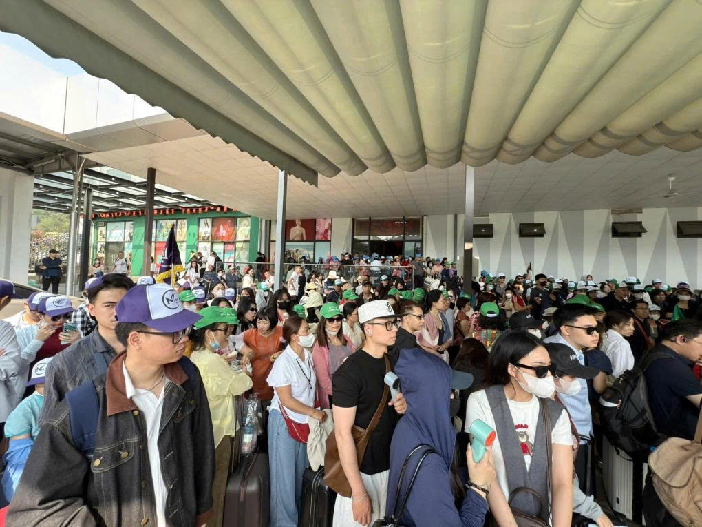 Cả Việt Nam rủ nhau đi Trung Quốc: Cửa khẩu đ&oacute;n nửa triệu kh&aacute;ch - Ảnh 1.