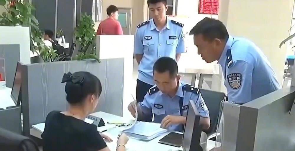 Người phụ nữ ph&aacute;t hiện lừa đảo khi r&uacute;t tiền tiết kiệm tại ng&acirc;n h&agrave;ng - Ảnh 2.